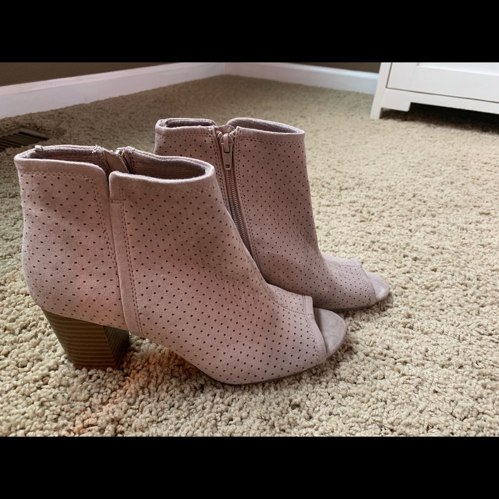 PERFECT Bootie (*LIKE NEW*) for Fall & Spring!! - Picture 2 of 5